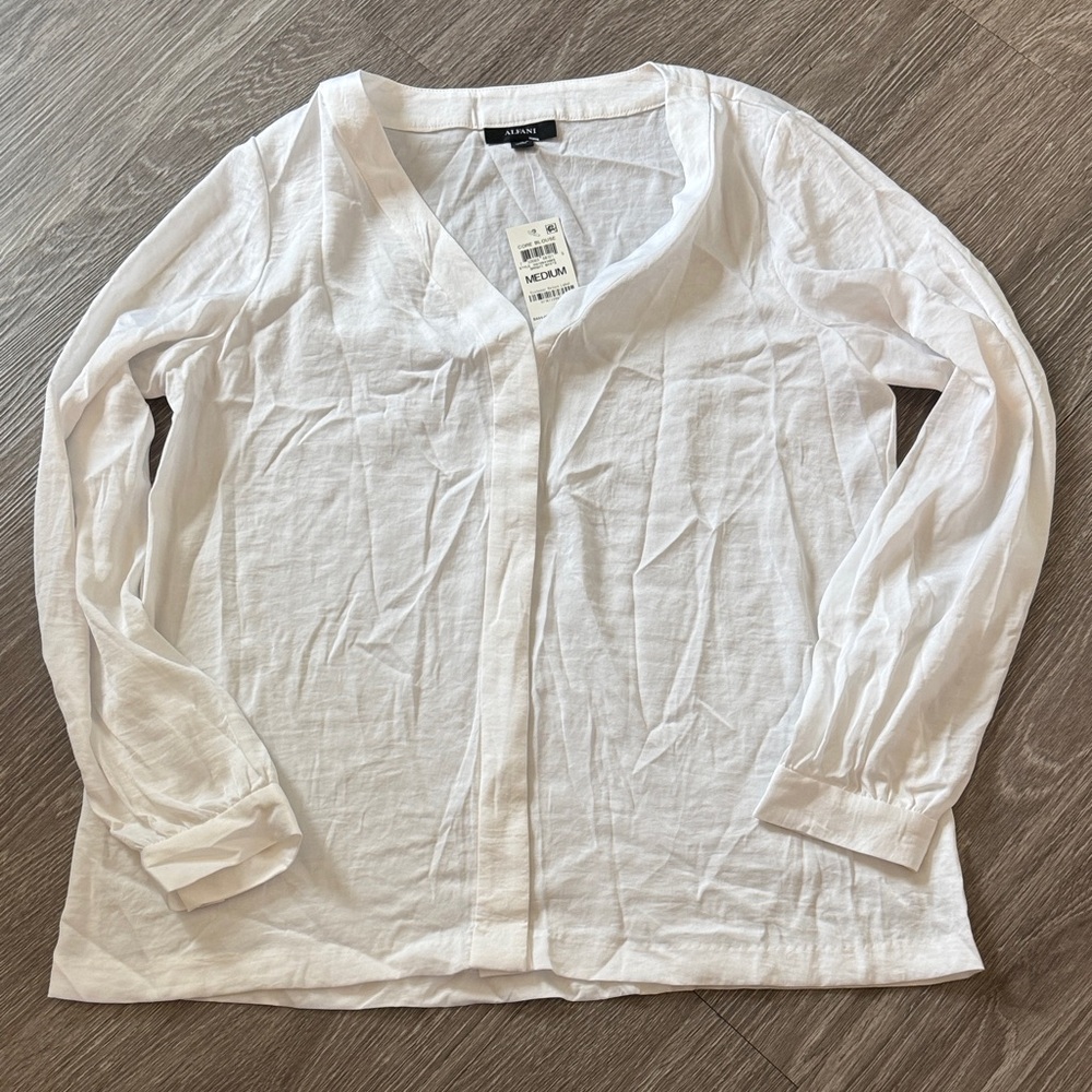 NWT. Alfani White V-Neck Lightweight Button-Front Top. Size M